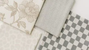Échantillons de tissus jacquard aux motifs variés – floral, chevron, damier – sur fond blanc élégant