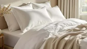 Linge de lit blanc en coton et lin dans une chambre d’hôtel de luxe